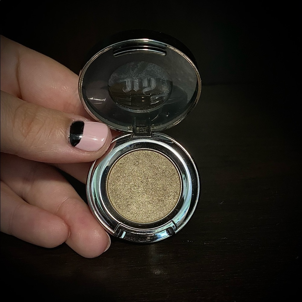 Urban Decay eyeshadow in Suspect